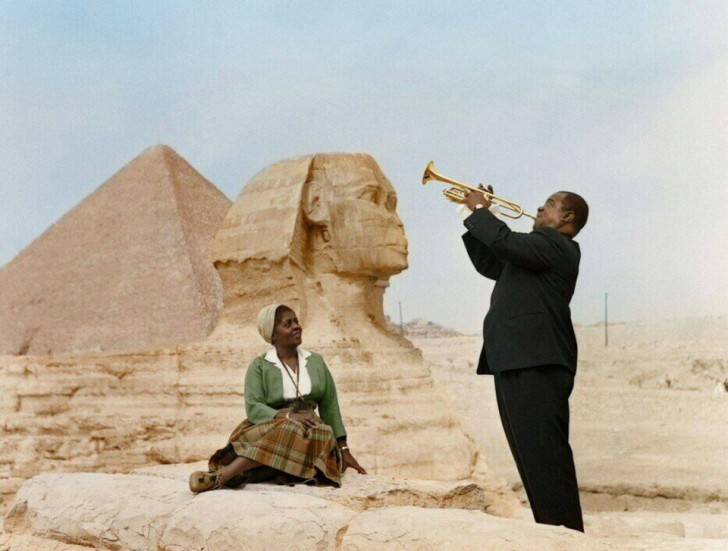 9. Louis Armstrong spielt die Trompete für seine Frau vor den ägyptischen Pyramiden und der Sphinx, auf einem faszinierenden, neu kolorierten Foto