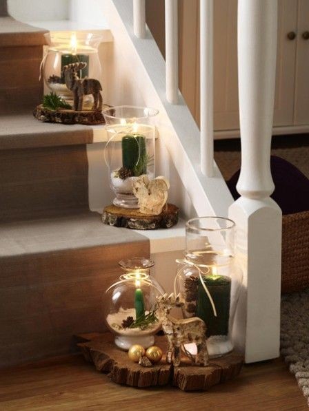2. Des bougies vertes dans des bocaux de verre, avec des branches ou des pommes de pin, pour chaque marche de l'escalier
