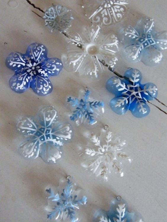 2. Oppure dipingerli per trasformarli in cristalli di neve da appendere