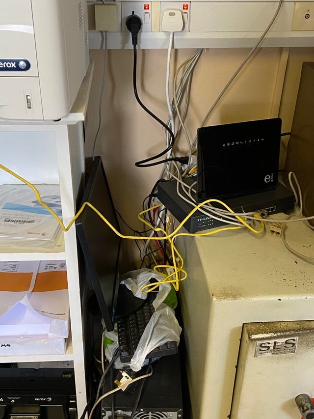 17. "Peut-être que le fil est lent", a dit mon oncle, se plaignant que la connexion dans son bureau ne fonctionnait pas...