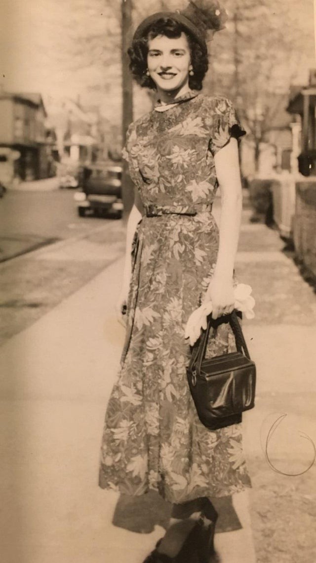 Meine Mutter an Ostern 1949 mit einem schönen rosafarbenen Hütchen, das auf ihr Kleid abgestimmt ist: Ist sie nicht wunderschön?