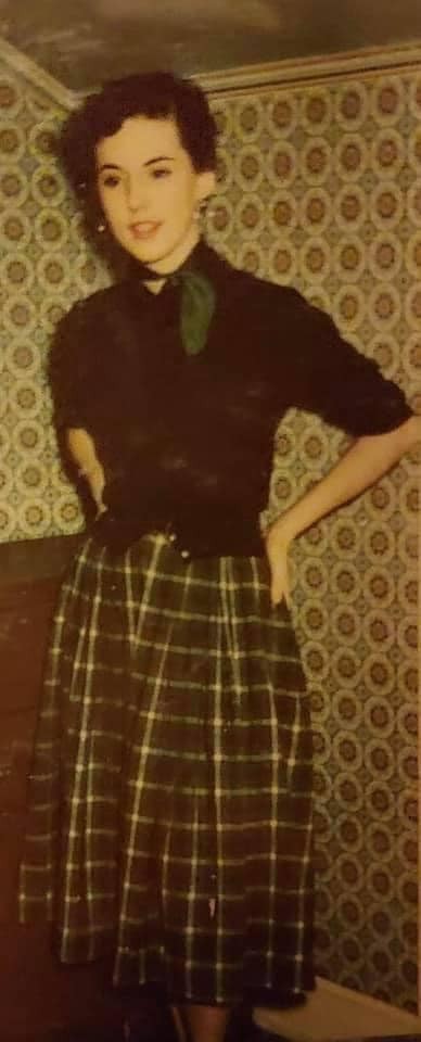 Meine Großmutter in ihrer ganzen simplen Eleganz während der 40er Jahre. Welch Klasse auch sie hatte!