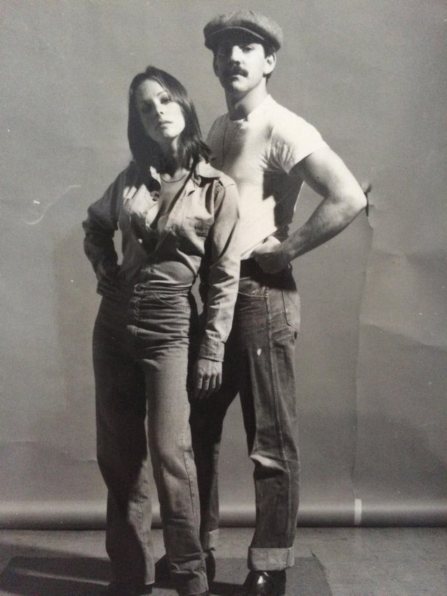 Meine Mutter und mein Vater posieren für eine Fotoaufnahme. Wir befinden uns in der Mitte der 70er Jahre.