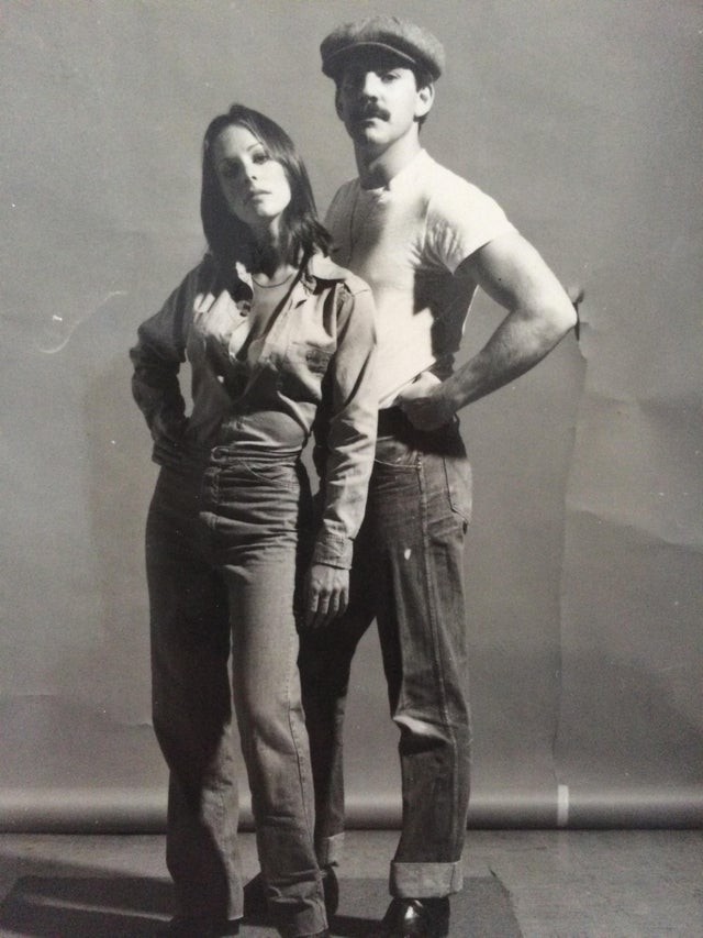 Mi madre y mi padre posan para una sesión de fotos. Estamos a mitad de los años '70