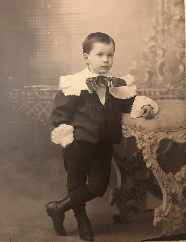 También cuando eran muy pequeños se vestían muy elegantes. ¡Este es mi tío abuelo en 1897!