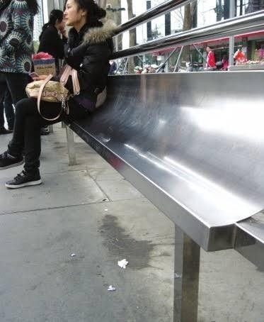 Una panchina con la seduta anti senzatetto.