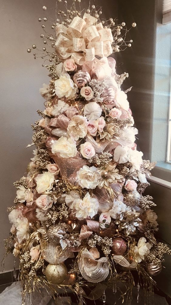 7. Rose bianche e rosa per decorare l'albero di Natale