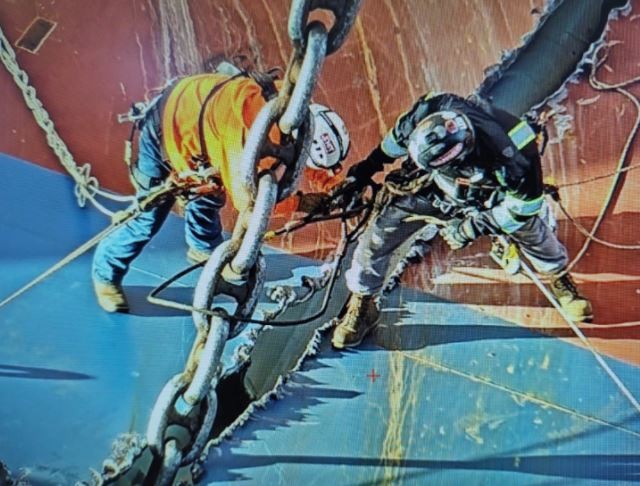 Ein umgestürztes Frachtschiff wird mit einer sehr starken Kette "aufgeschlitzt": Die Bilder sind beeindruckend - 3