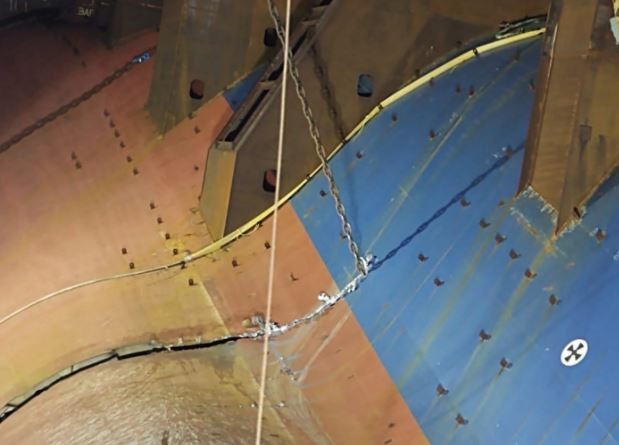 Een omgevallen vrachtschip wordt "doorgesneden" met een zeer krachtige ketting: de beelden zijn indrukwekkend - 4