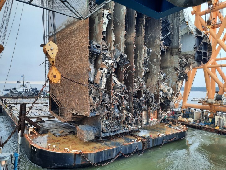 Een omgevallen vrachtschip wordt "doorgesneden" met een zeer krachtige ketting: de beelden zijn indrukwekkend - 5