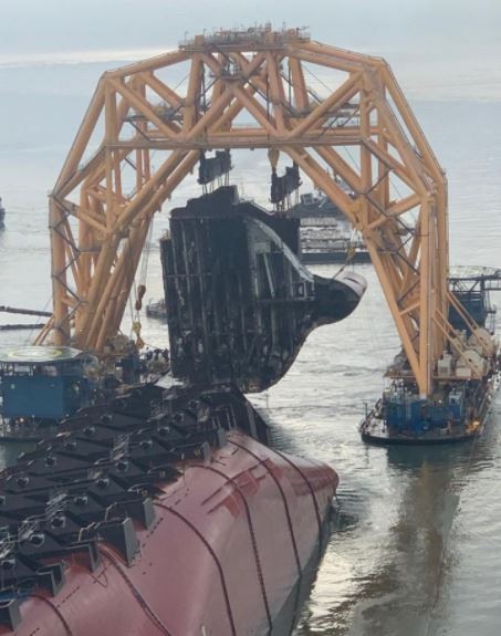 Ein umgestürztes Frachtschiff wird mit einer sehr starken Kette "aufgeschlitzt": Die Bilder sind beeindruckend - 6