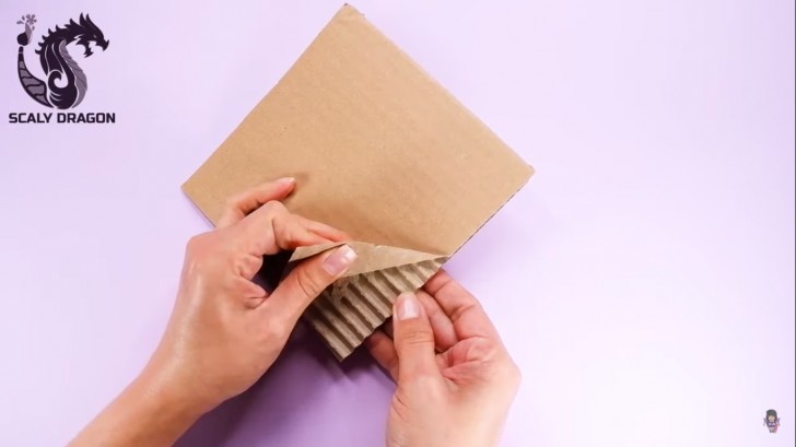 1. Eliminate il velo di carta per scoprire la parte corrugata del cartone