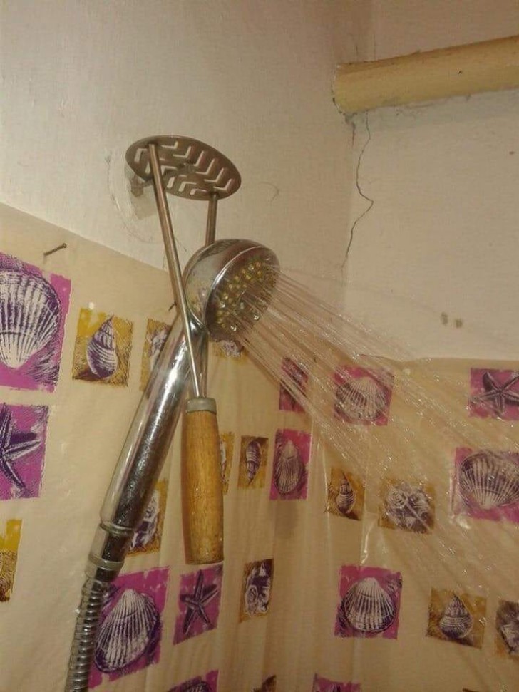 Une curieuse façon d'utiliser le pommeau de douche.
