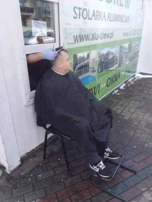 Questo barbiere ha trovato un modo per lavorare in sicurezza e rispettare tutte le norme.