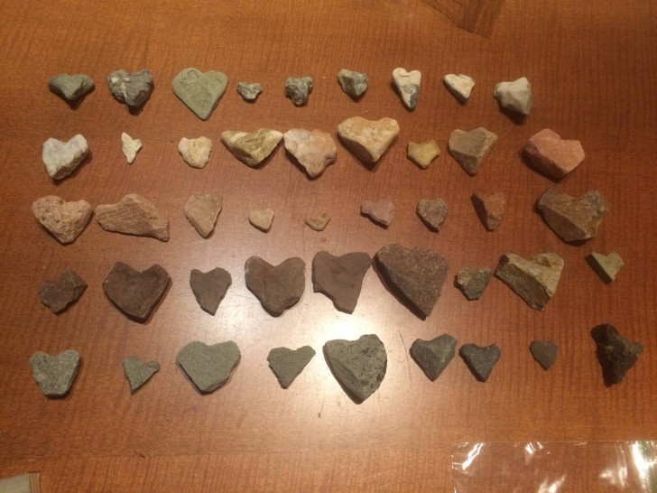 "La mia collezione di pietre a forma di cuore al completo."