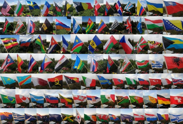 Una collezione personale di bandiere di tutto il mondo: sono 100 pezzi.