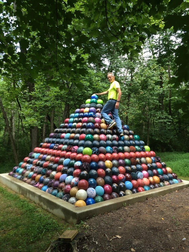 "Negli ultimi 15 anni mio padre ha collezionato 1.785 palle da bowling e ci ha costruito una piramide gigante."