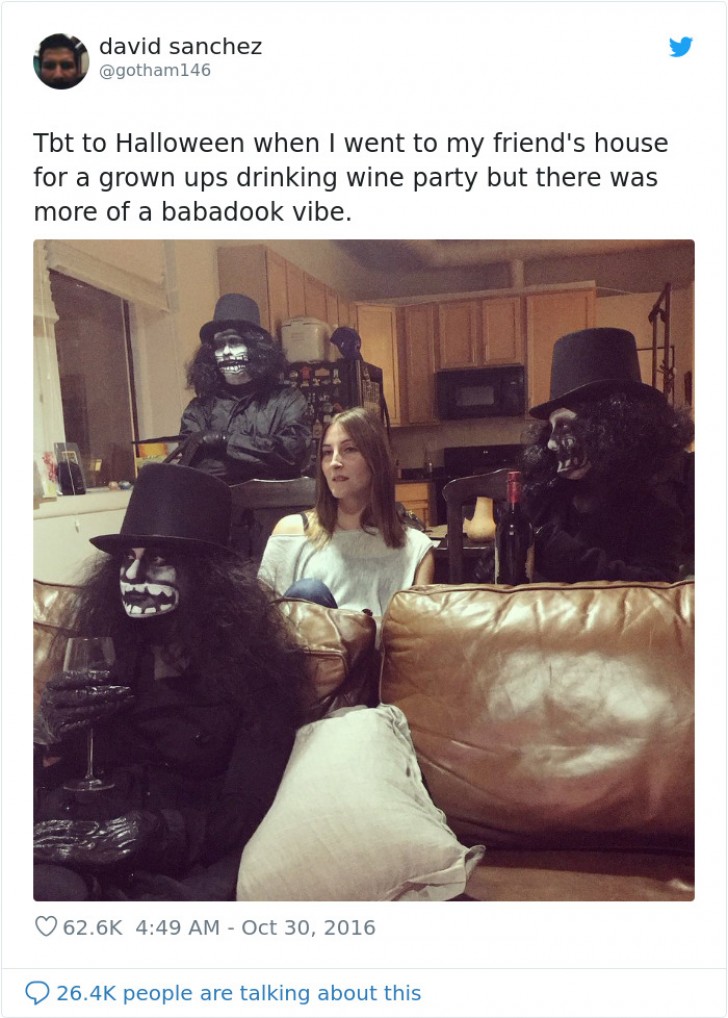 3. Lorsque vous êtes à une fête d'Halloween et que vous vous attendez à passer une soirée entre amis à boire du vin, vous vous retrouvez dans une ambiance de Babadook !
