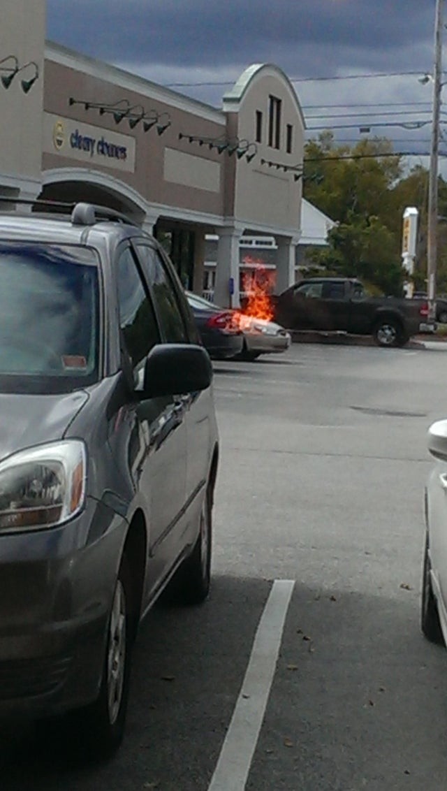 11. Anche in questo caso, l'auto lì fuori non sta andando a fuoco: è il curiosissimo riflesso del forno a legna sulla vetrina della pizzeria