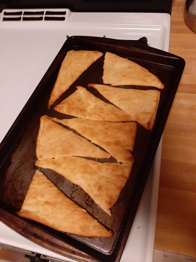 1. C'était censé être des croissants, mais je n'ai pas réalisé que je devais les enrouler : ils sont restés triangulaires !