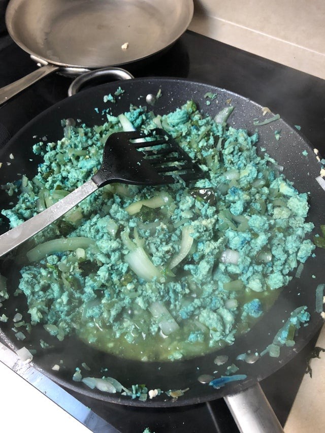 15. Ich machte thailändisches Basilikumhähnchen, drehte mich für eine Sekunde um und mein Bruder färbte es mit blauer Lebensmittelfarbe ein. Er ist 19 Jahre alt