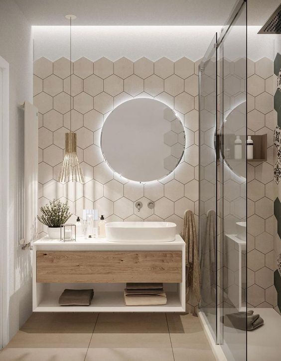 9. Una sagoma protagonista del trend di arredo moderno è l'esagono, come quello delle piastrelle a parete di questo bagno