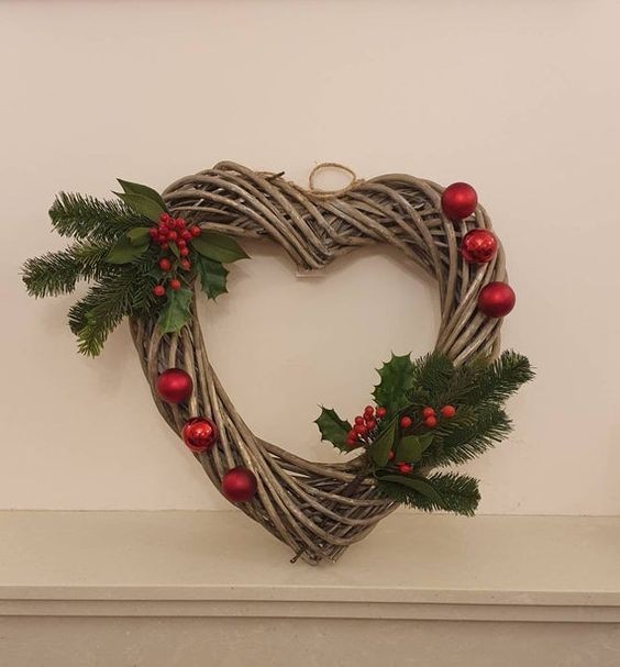 4. Una ghirlanda a forma di cuore, fatta di rami intrecciati: è bella da sola (e la potete riutilizzare anche in altri momenti dell'anno) ma per Natale vale la pena decorarle con qualche dettaglio festivo