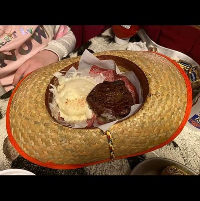 18. Una bistecca con purea di patate servita in un sombrero