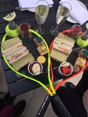 19. Cuando el aperitivo es a las 12 y el partido de tenis a las 12:05