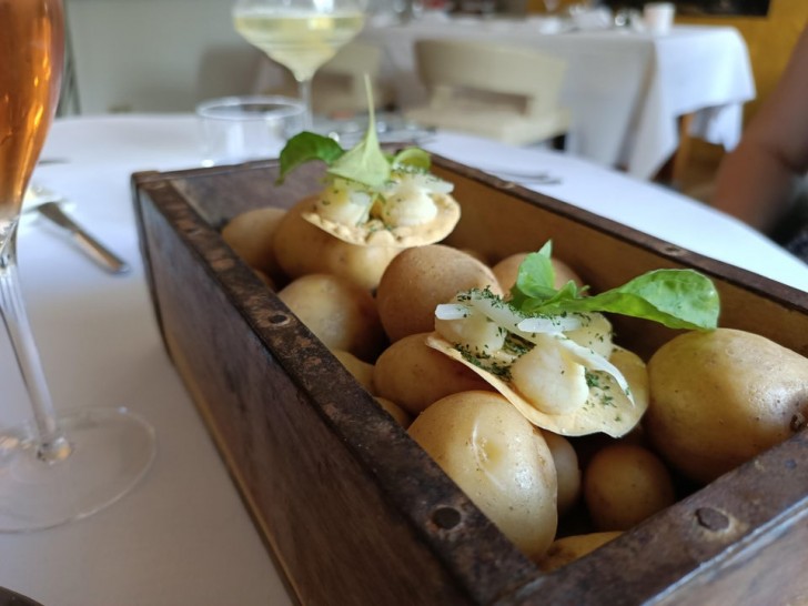 21. Un petit avant-goût en entrée, servi sur un lit de pommes de terre ... crues, et non pelées !