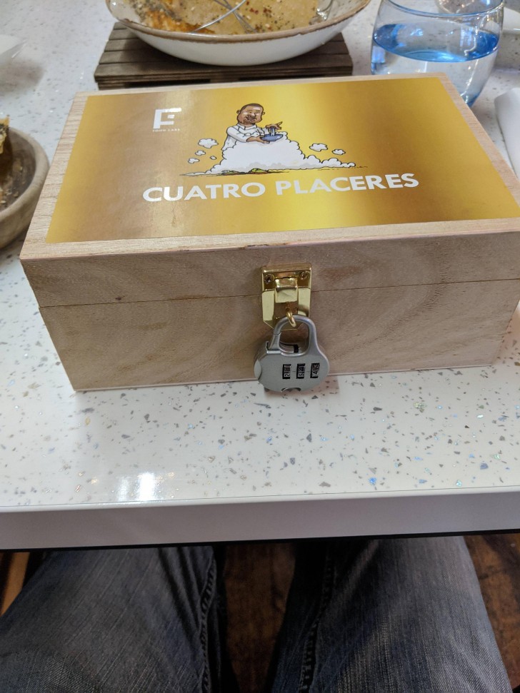 22. BONUS: "¡mi antipasto ha llegado directamente en una caja cerrada con un candado!"