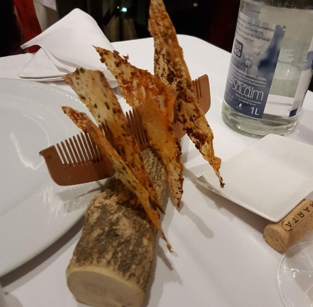 5. Crispy bread presented on a comb, on a log ... why ?!