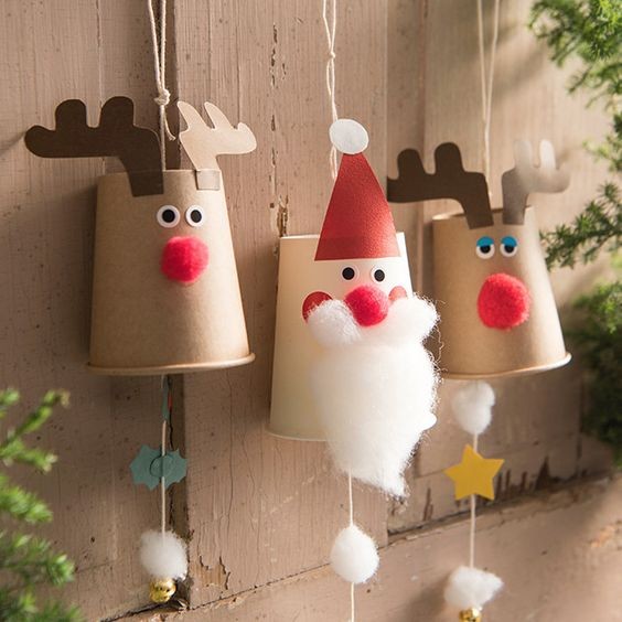 11. Guardate che simpatici questo Babbo Natale con le renne fatte con bicchieri di carta