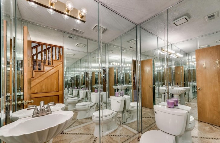 11. In deze badkamer kun je jezelf letterlijk vanuit elke hoek bekijken...