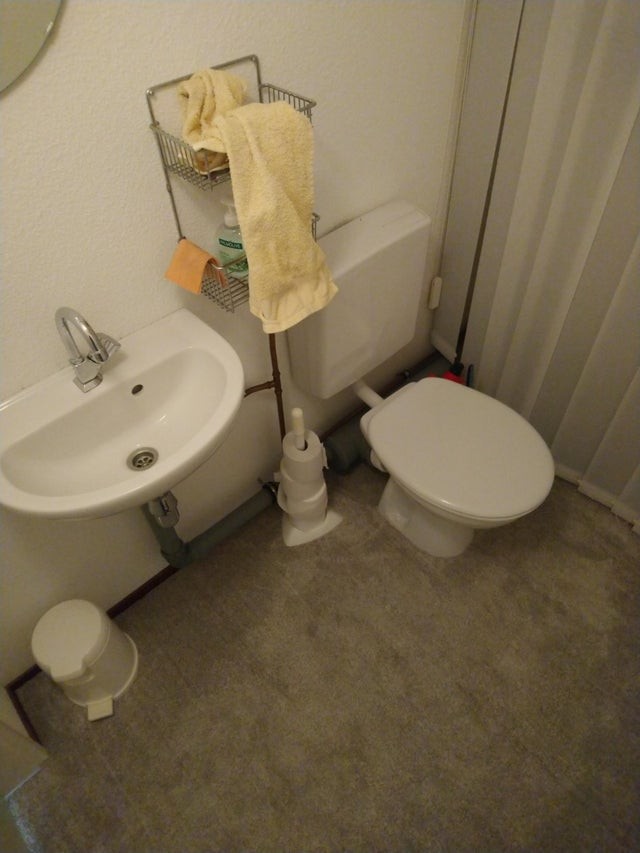 15. Mijn vader heeft de badkamer gerestaureerd: met mooie vloerbedekking, overal.