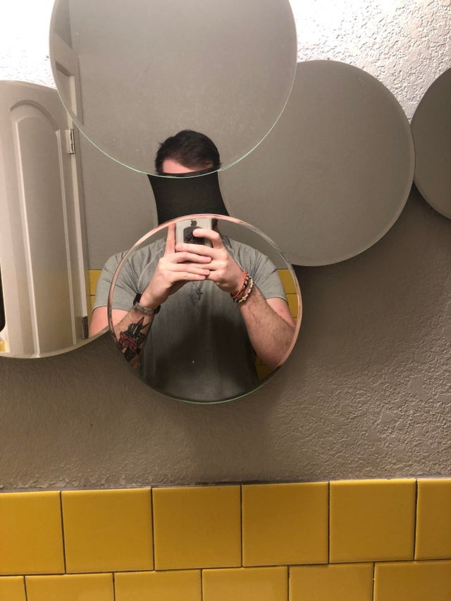 4. Impossible de se regarder dans le miroir même au beau milieu du lavabo...
