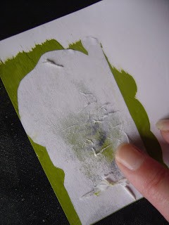4. Frottez doucement le papier jusqu'à faire émerger le dessin, qui sera transféré sur la peinture