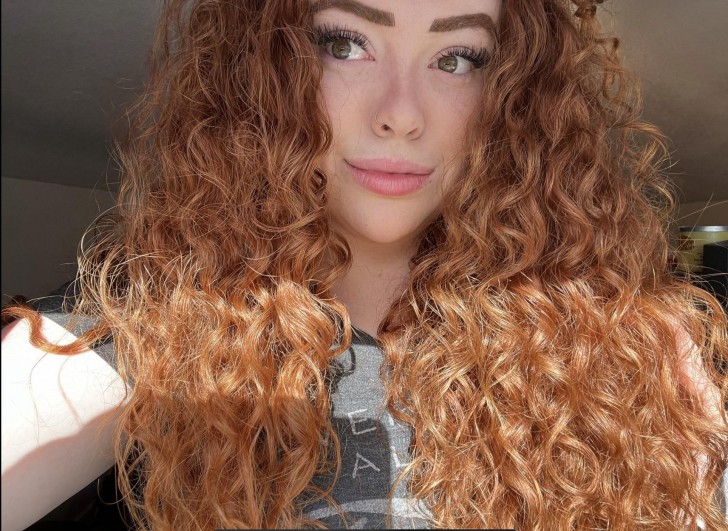 1. I capelli di questa ragazza sono davvero...tanti!