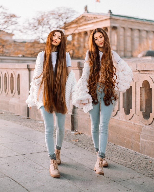 13. "A gauche, mes cheveux naturels... à droite, ondulés". Dans les deux cas, ses cheveux sont magnifiques !