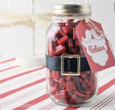 4. Si les bonbons ou les chocolats sont rouges, vous pourriez recouvrir le bocal de Père Noël
