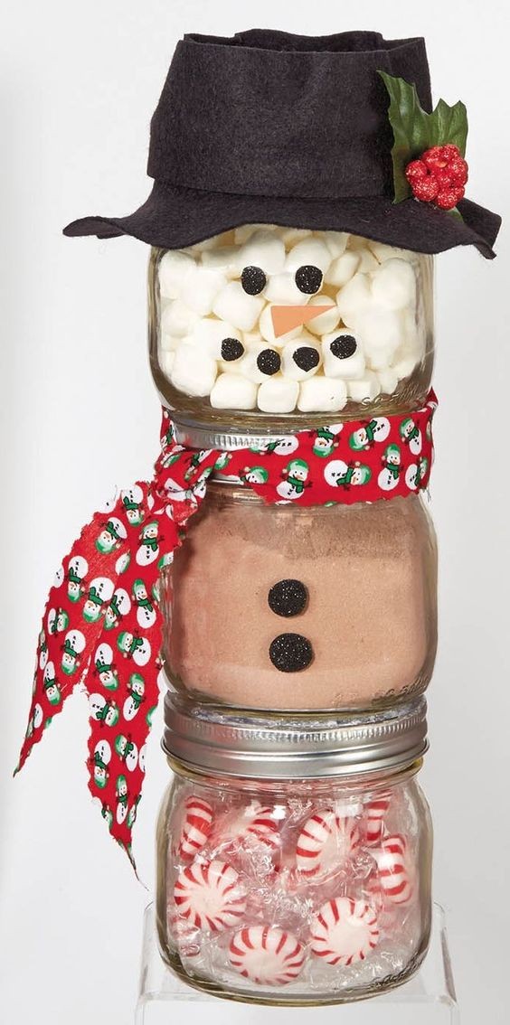 7. Un pupazzo di neve con i vari ingredienti per una golosa cioccolata calda