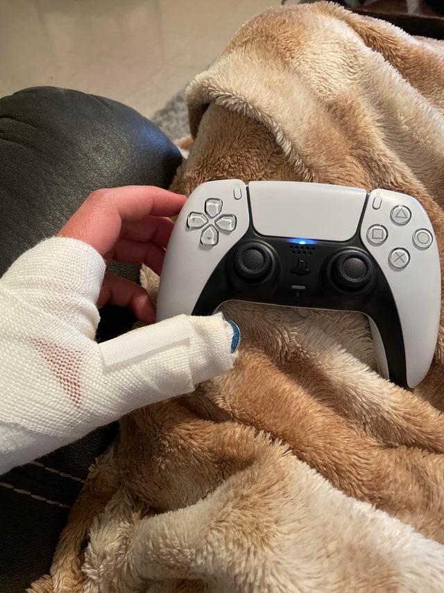 8. Cuando finalmente te llega a casa la PS5 pero apenas te has fracturado el pulgar de la mano izquierda