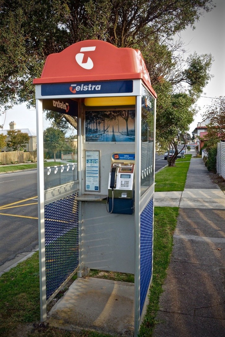 1. Les cabines téléphoniques : on en voit de moins en moins en ville, remplacées par les téléphones portables