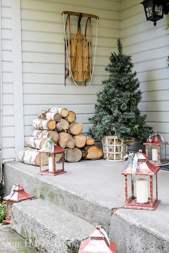 1. Bei dem aufgeschichteten Holz denkt man sofort an die Wärme des Kamins, nur ein paar weitere Details reichen aus, um eine weihnachtliche Szene zu schaffen