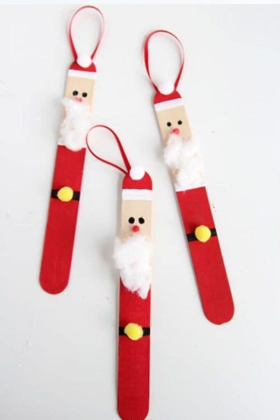 4. Decoraties in de vorm van een gestileerde kerstman, gemaakt van ijsstokjes die opgehangen kunnen worden