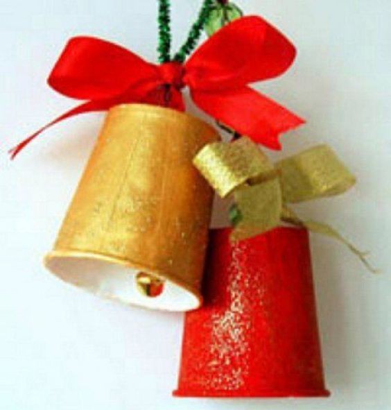 8. Papieren bekers omgevormd tot kerstklokjes