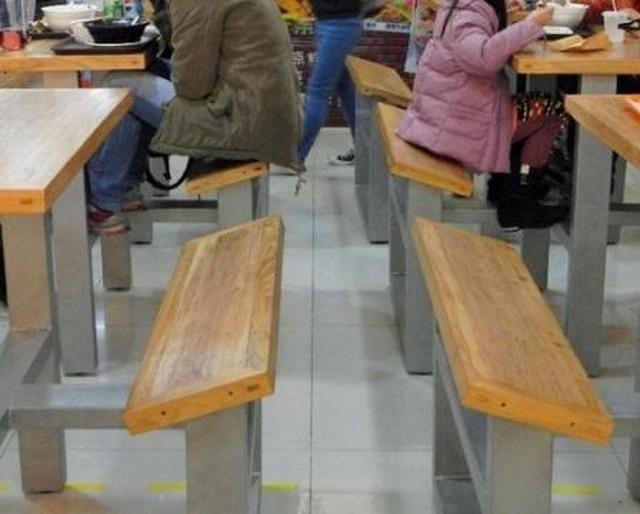 12. Diese Bänke in der Cafeteria wurden so installiert, um die Bewohner zu zwingen, nicht zu lange zu sitzen