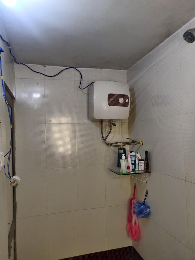 8. Die elektriciteitskabels en het water van de douche lijken gevaarlijk dicht bij elkaar