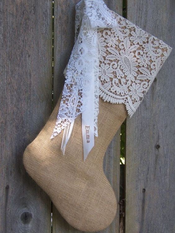 5. Avec ce type de tissus, avec du jute, du lin ou du coton, vous pouvez aussi décorer les chaussettes que vous remplirez de friandises