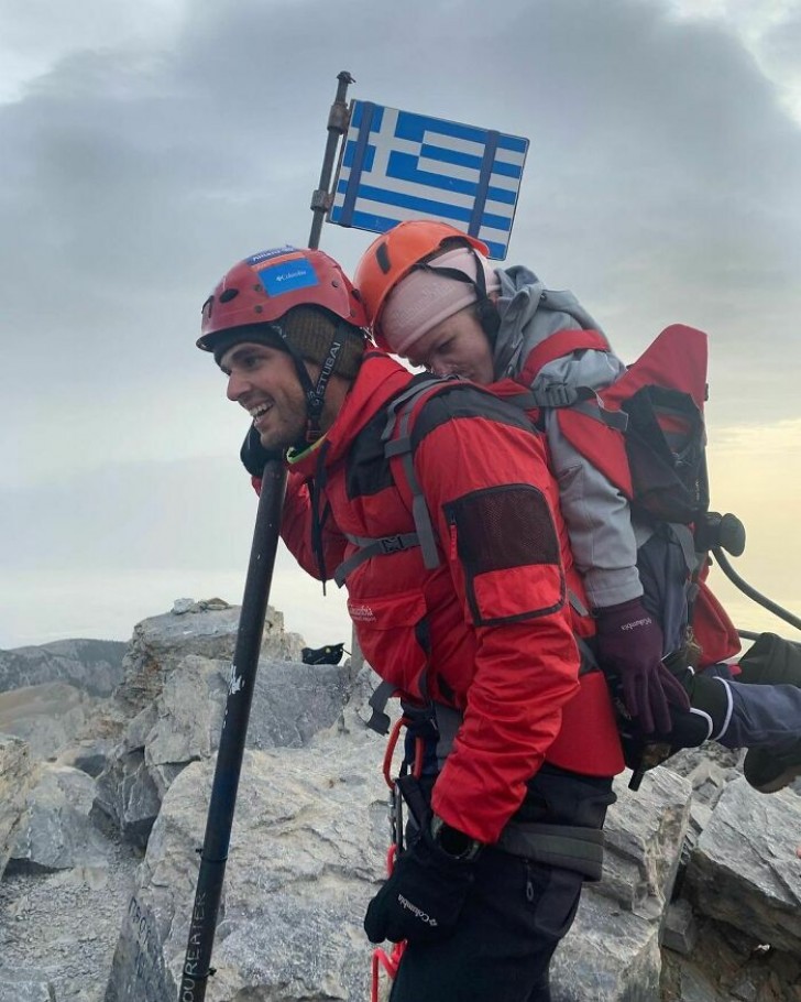 Ha portato sulle spalle una studentessa disabile fino alla cima del Monte Olimpo: ha esaudito il suo sogno!